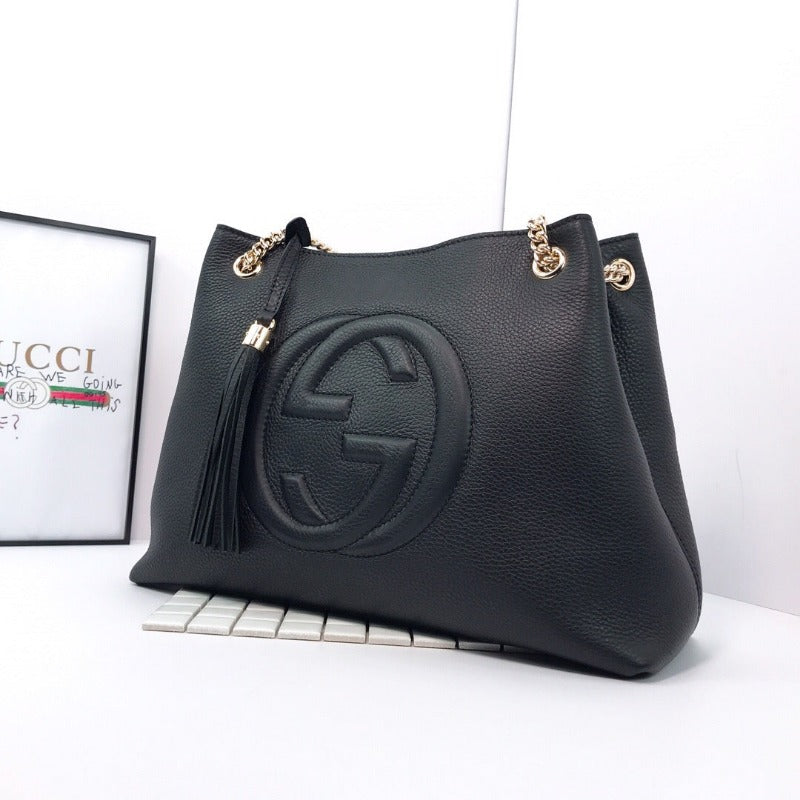 Bolso de mano con cadena Soho en color negro