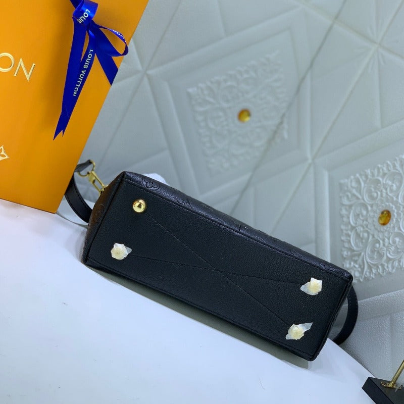 Schwarze Lederhandtasche mit Monogramm