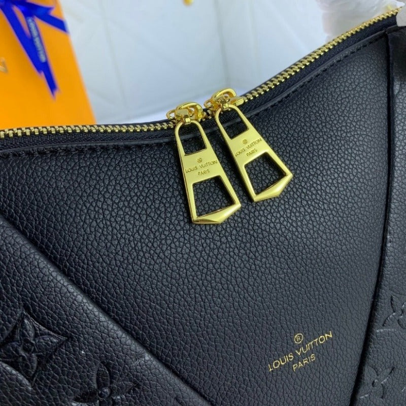 Schwarze Lederhandtasche mit Monogramm