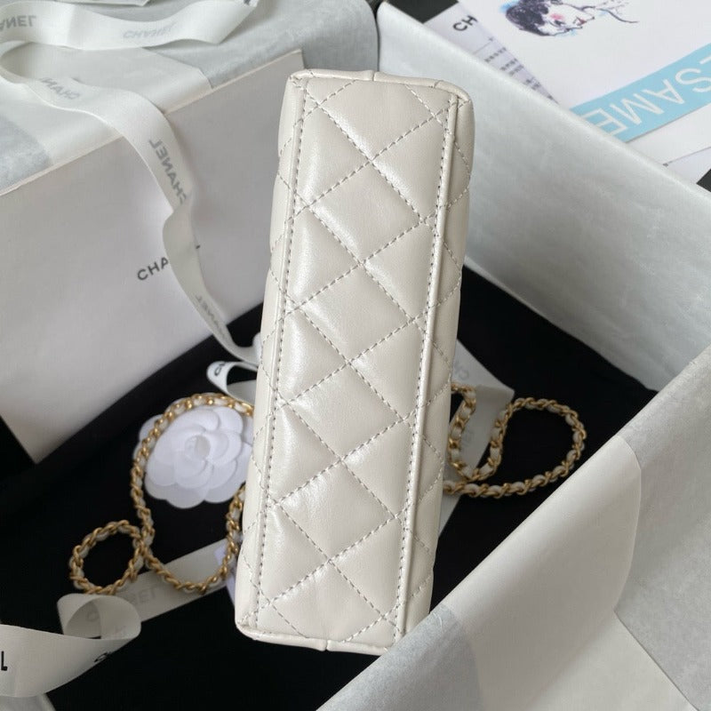 Mini bolso Kelly con cadena de piel de cordero en color blanco