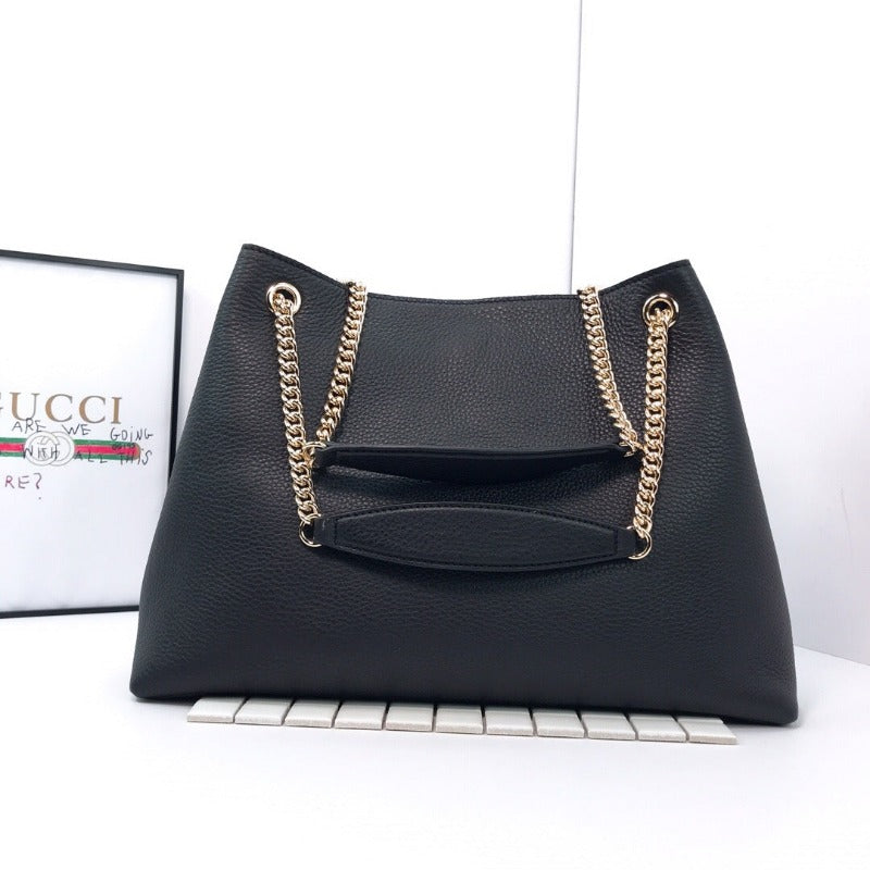 Bolso de mano con cadena Soho en color negro