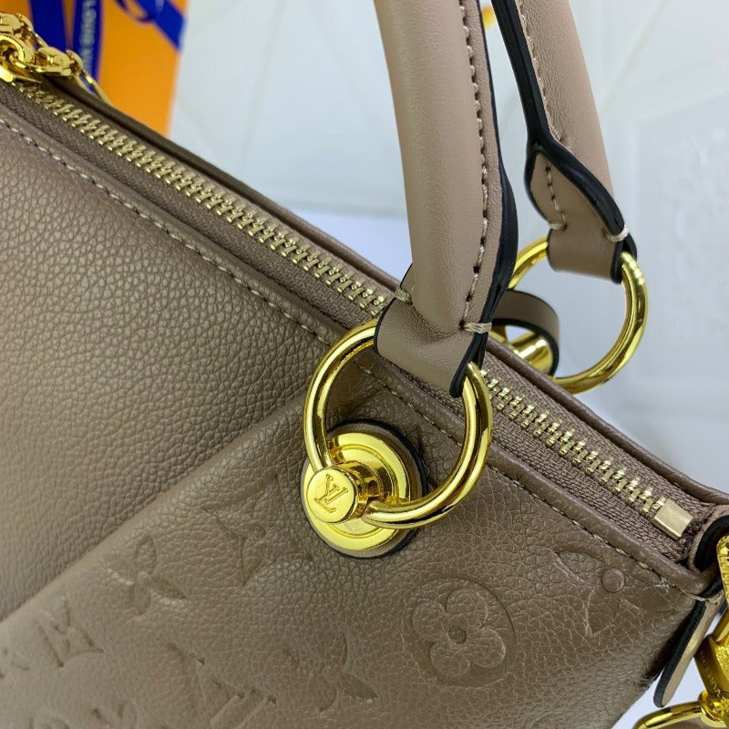 Bolso de mano de piel con monograma en color topo