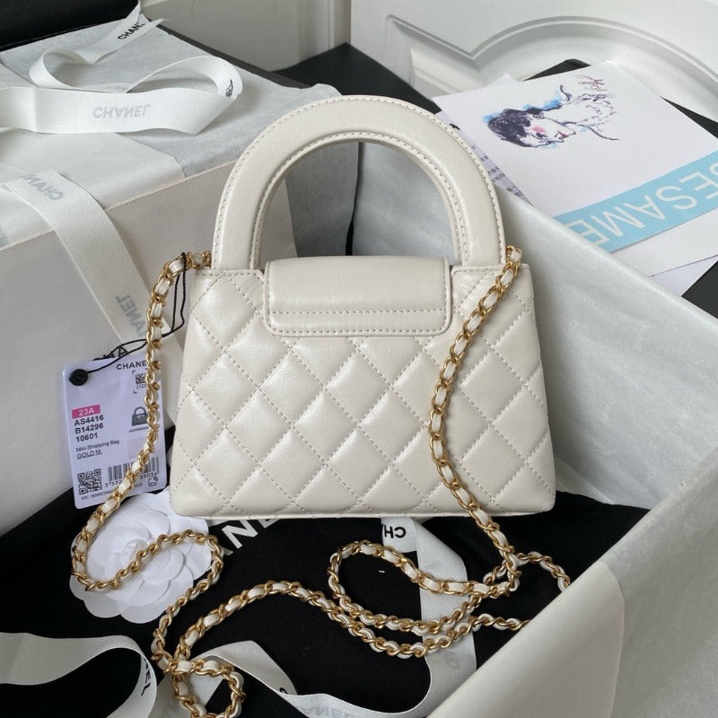 Mini bolso Kelly con cadena de piel de cordero en color blanco