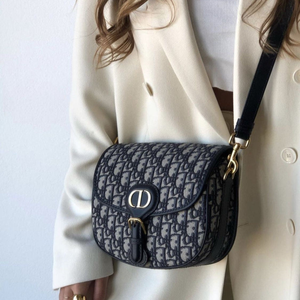 Bobby, mittelgroße Handtasche aus blauem Dior Oblique Jacquard