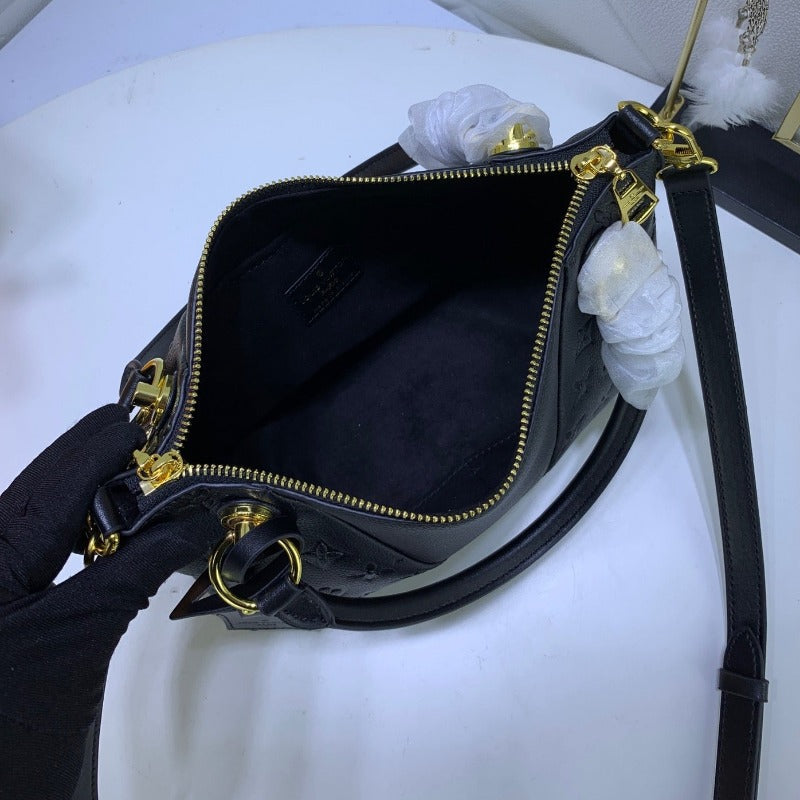 Schwarze Lederhandtasche mit Monogramm