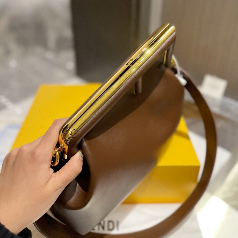 Primer bolso mediano marrón