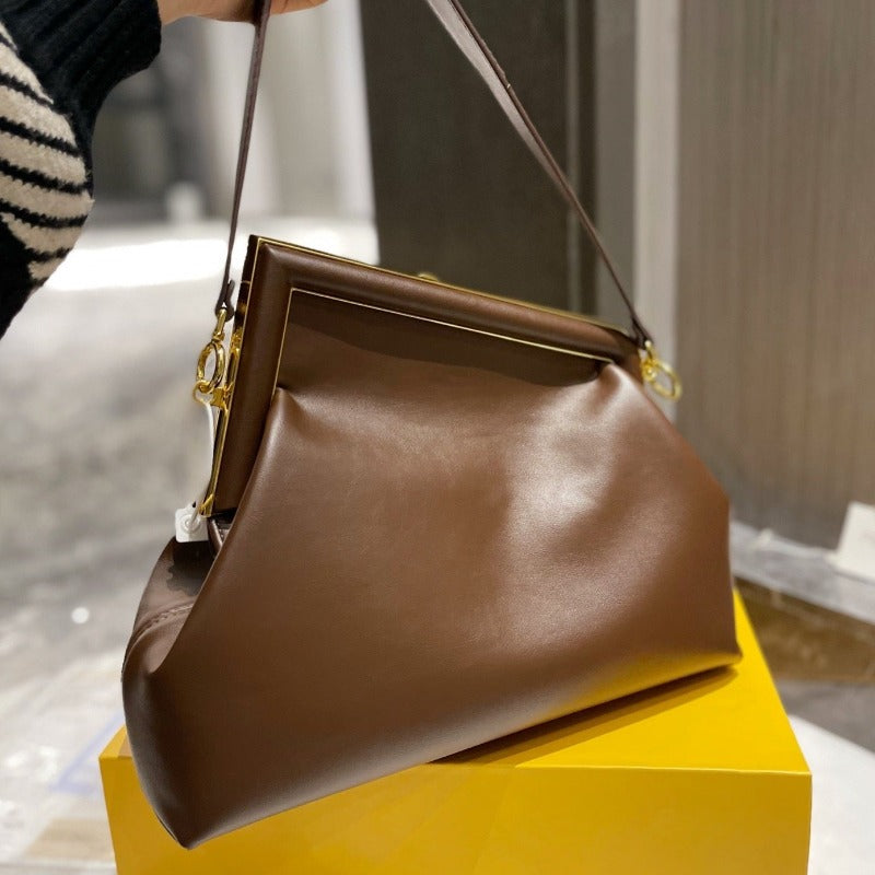 Primer bolso mediano marrón