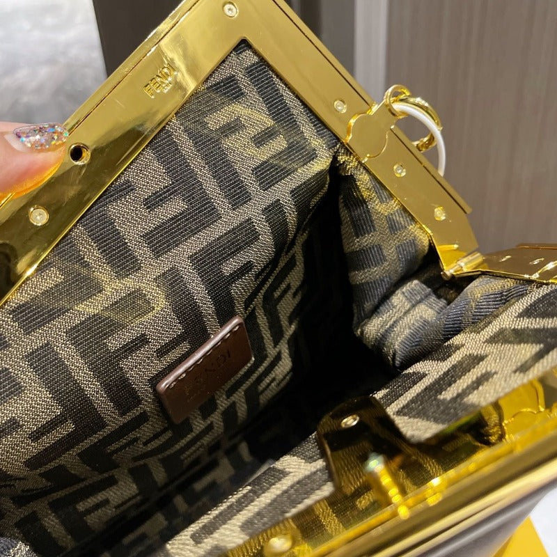 Primer bolso mediano marrón