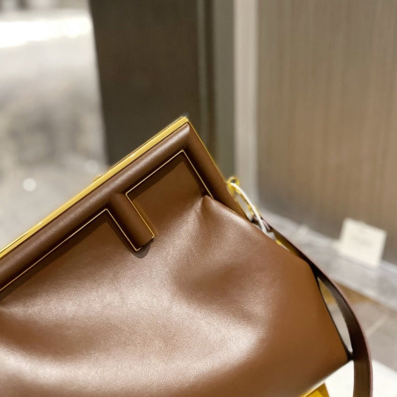 Primer bolso mediano marrón