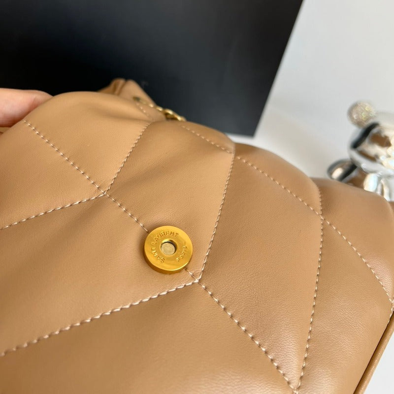Bolso de hombro acolchado Loulou mediano en color camello