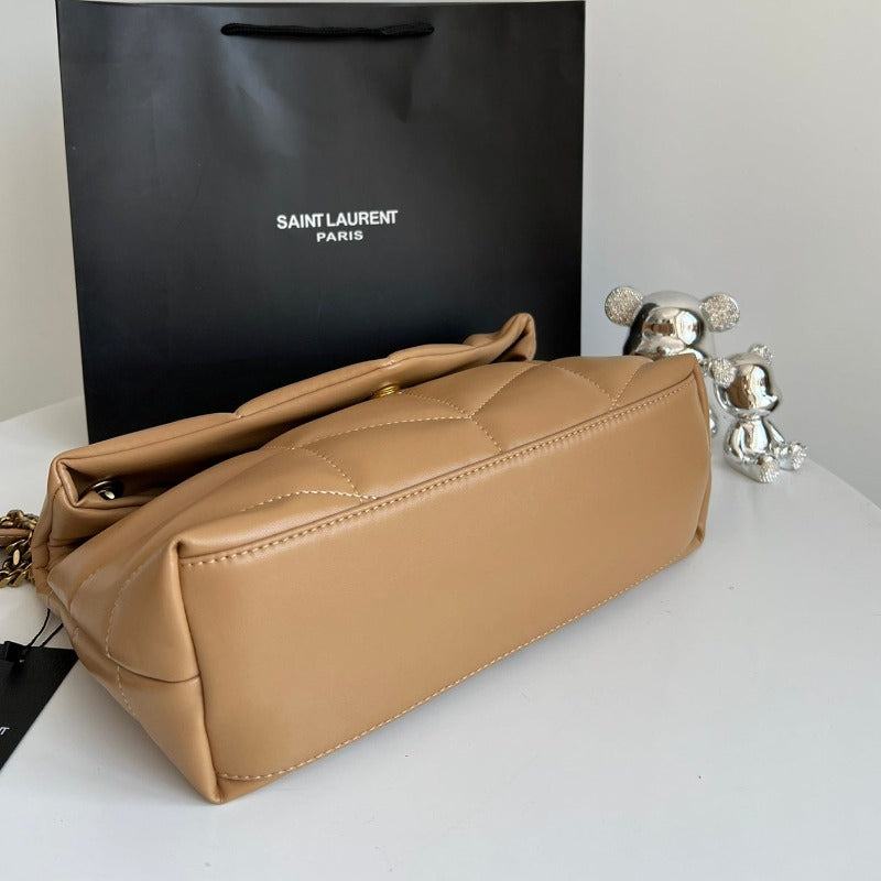 Bolso de hombro acolchado Loulou mediano en color camello