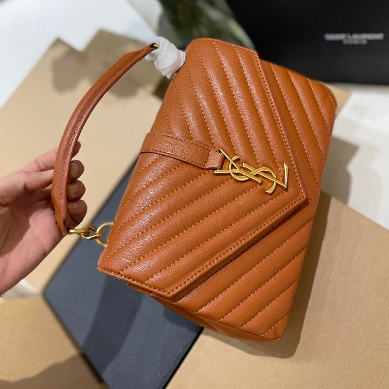 Bolso de hombro con placa de logotipo en color camello