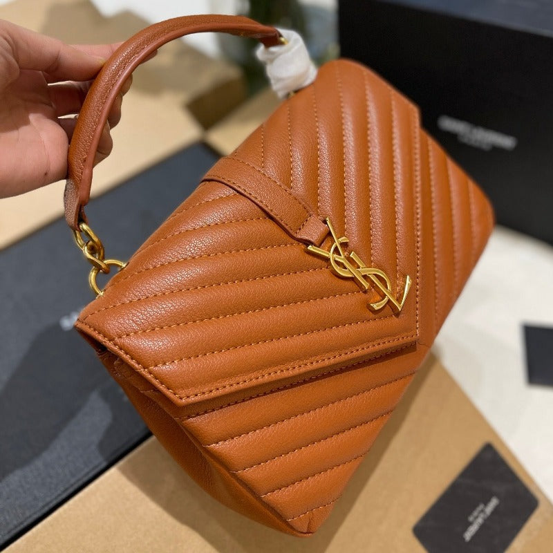 Bolso de hombro con placa de logotipo en color camello