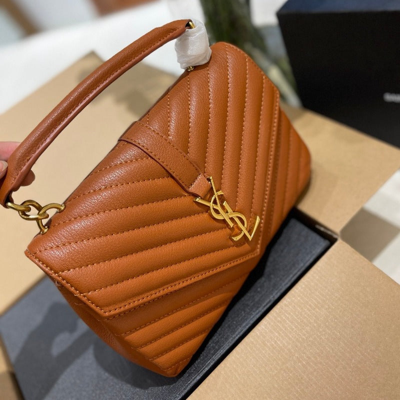 Bolso de hombro con placa de logotipo en color camello