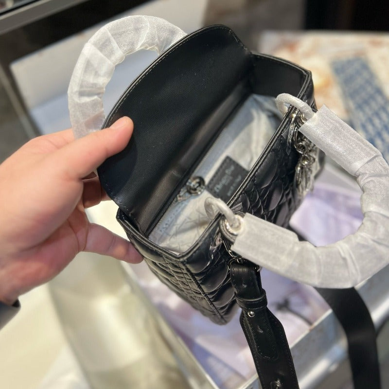Bolso de mano para mujer con herrajes negros y plateados