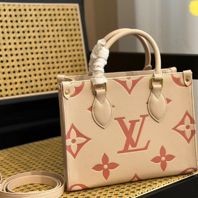 Bolsa con monograma Onthego color leche y rosa