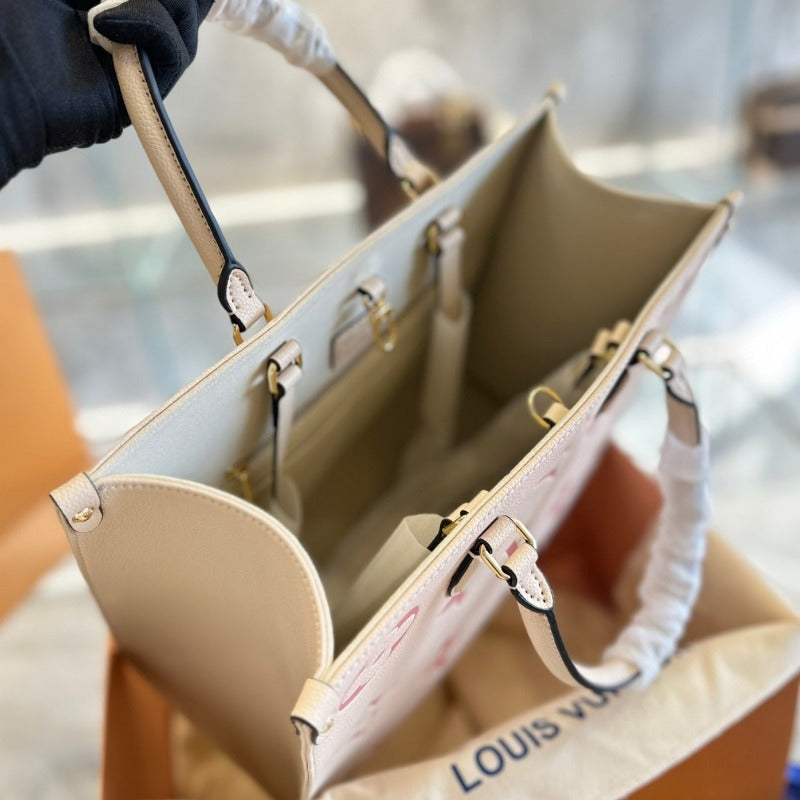 Bolsa con monograma Onthego color leche y rosa