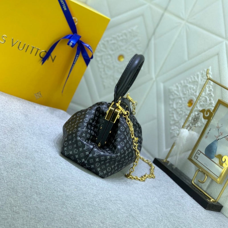 Cartera de mano con monograma negra