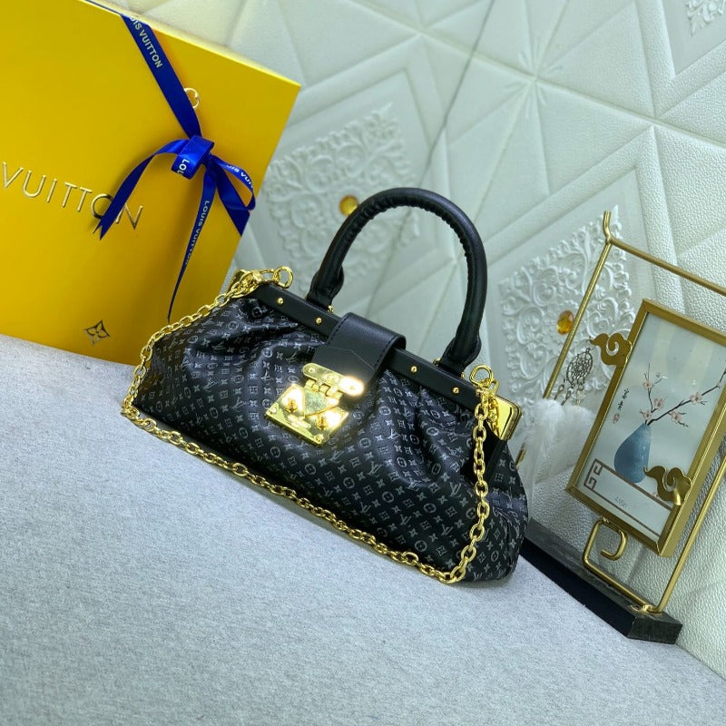 Cartera de mano con monograma negra