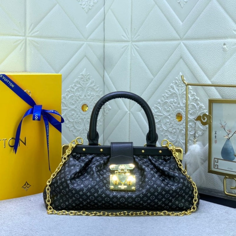 Cartera de mano con monograma negra