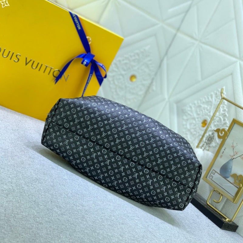 Cartera de mano con monograma negra