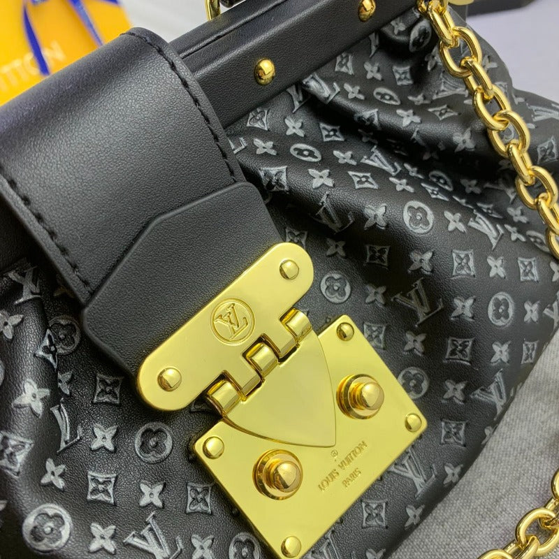 Cartera de mano con monograma negra