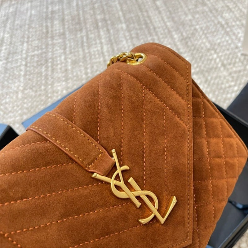 Bolso de ante con cadena y diseño de sobre, color marrón