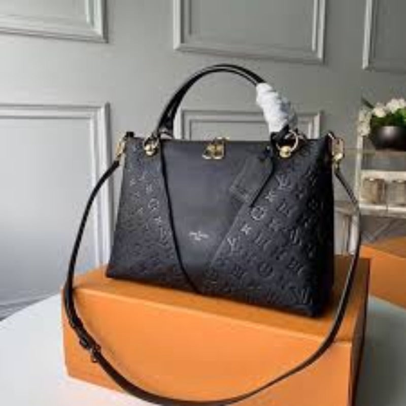 Schwarze Lederhandtasche mit Monogramm