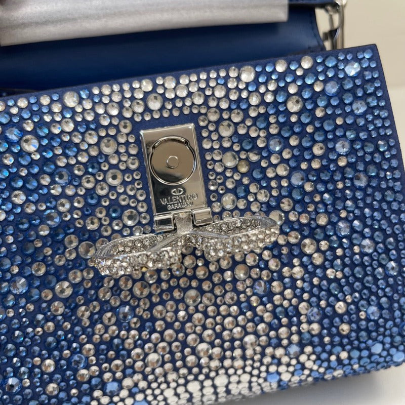 Bolso mini con lentejuelas de cristal y asa superior en azul y plata