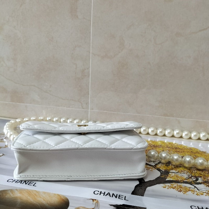 Clutch With Maxi Pearls Chain White