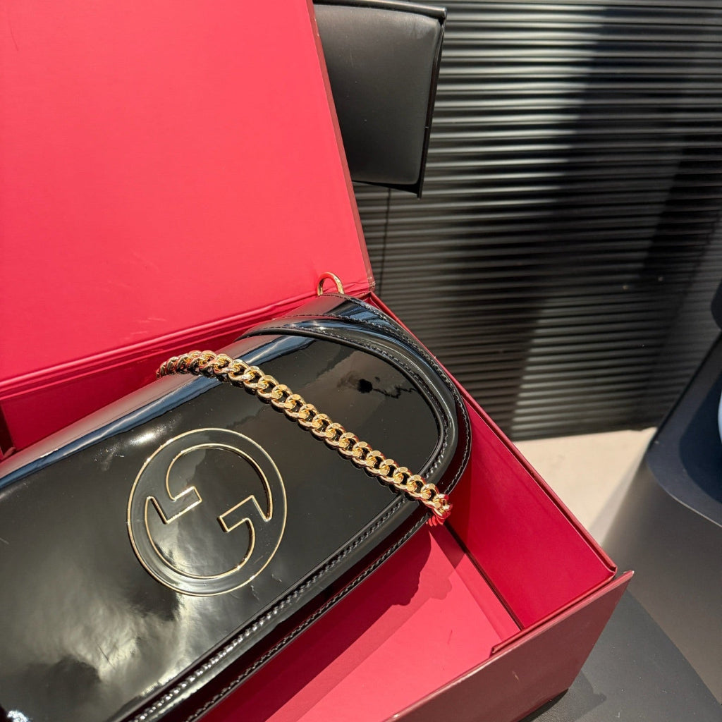 Blondie shoulder bag in black patent leather New