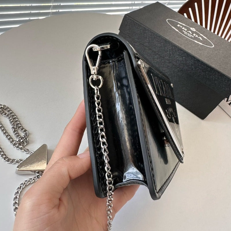 Clutch mit Dreieck-Plakette in Schwarz