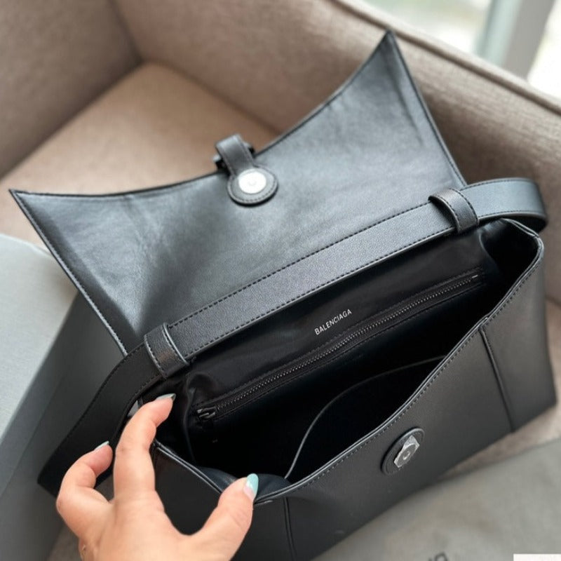 DownTown Shoulder Bag  Ultra Black