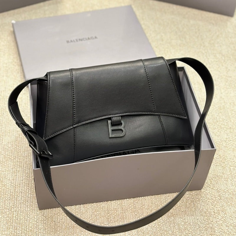 DownTown Shoulder Bag  Ultra Black