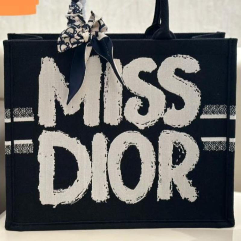 Book Miss Graffiti Embroidery Black and White New